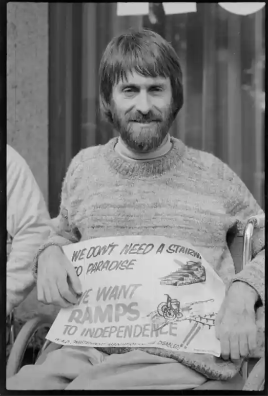 Blockader Geoff Bell outside Medibank, 1978. Courtesy of the Search Foundation