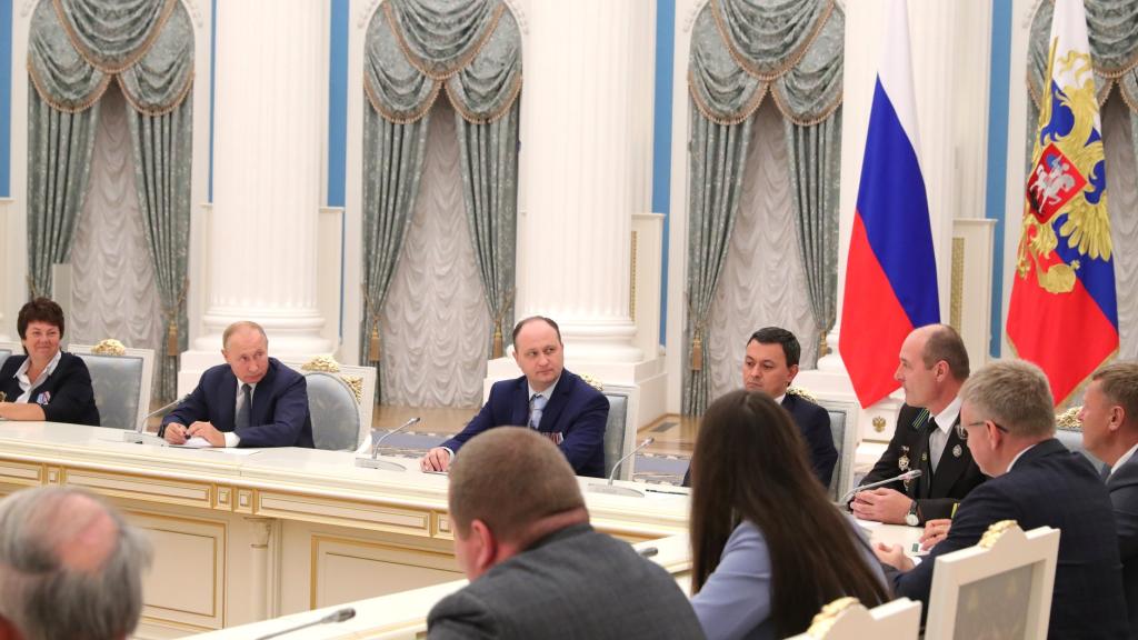 Putin meeting workers
