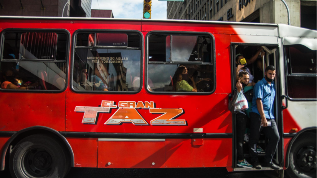 A youth raises his middle finger while riding public transportation in Caracas, Venezuela on September 7, 2023 © Maxwell Briceño.