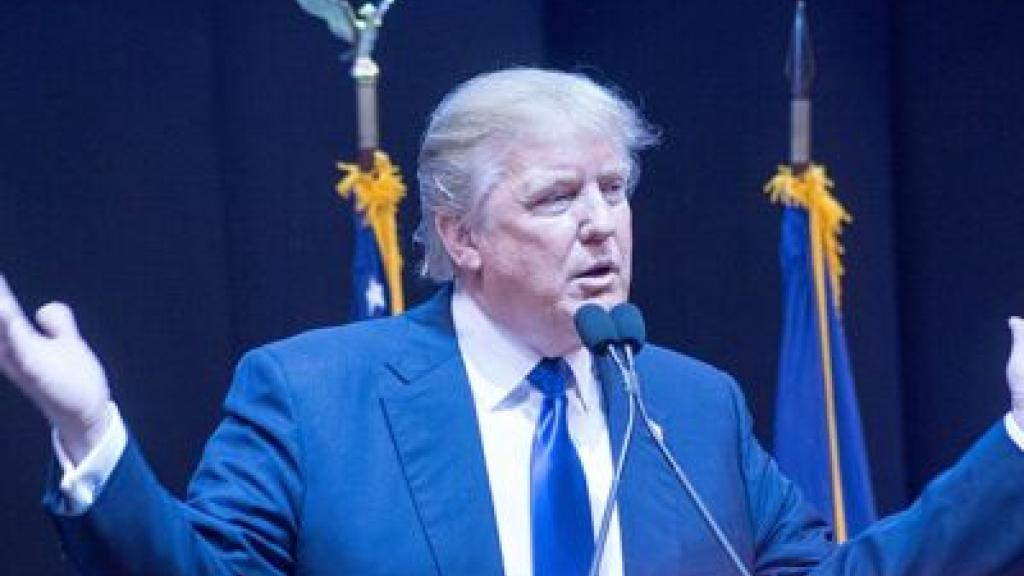 Trump_speaking_in_Manchester_New_Hampshire
