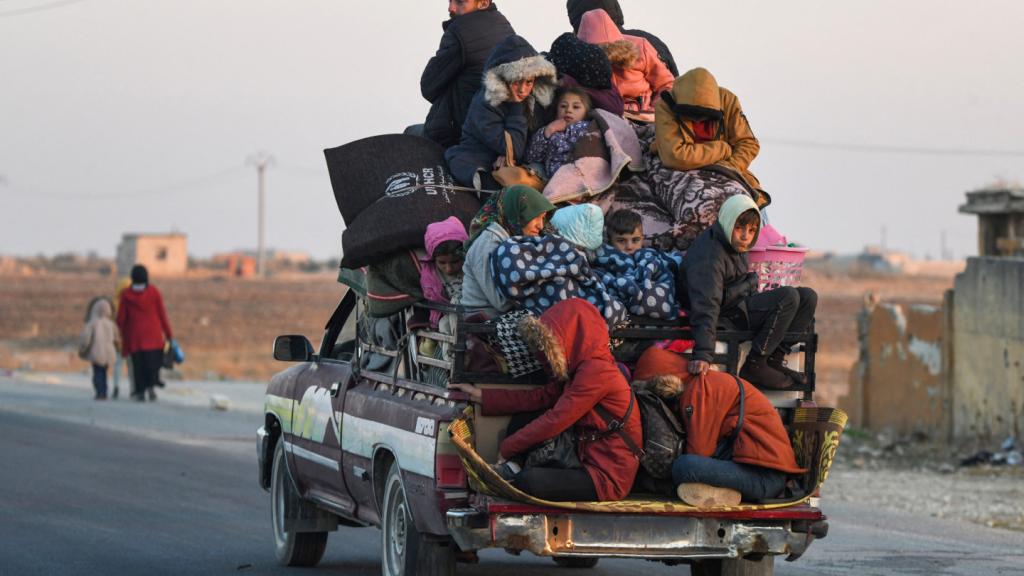 Syrian refugees flee Aleppo