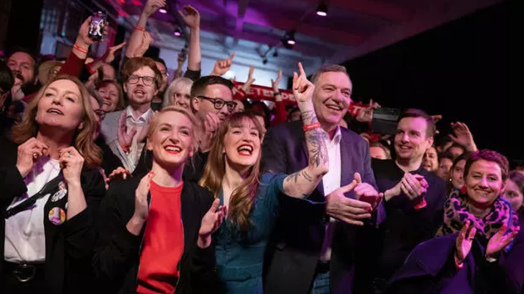 Die Linke celebrates its victory on election night: co-chairs Ines Schwerdtner and Jan van Aken with lead candidate Heidi Reichinnek (centre).