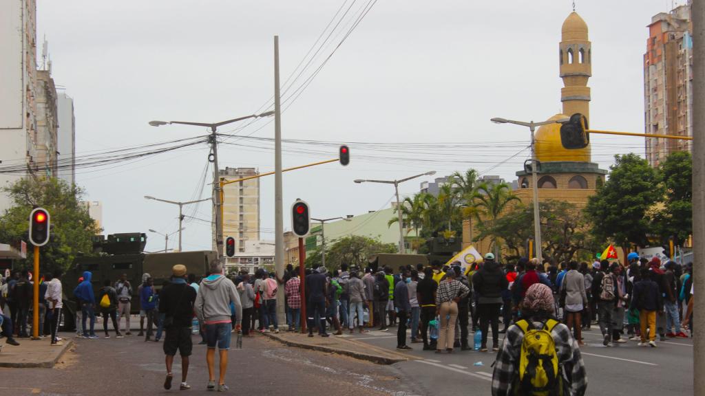 Police barricade during a demonstration on the corner of Eduardo Mondlane and Amílcar Cabral avenues in Maputo, two of the main leaders of former Portuguese African colonies´ independence. November 7th, 2024. Image © Marilio Wane.