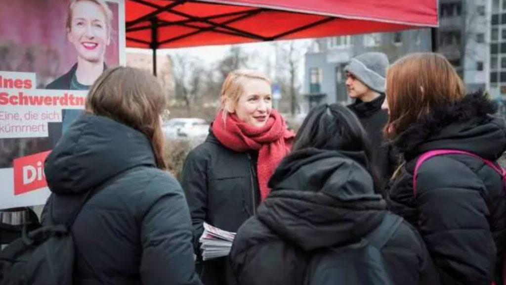 Die Linke’s candidate for Lichtenberg, party chair Ines Schwerdtner, speaks with potential voters on the street.