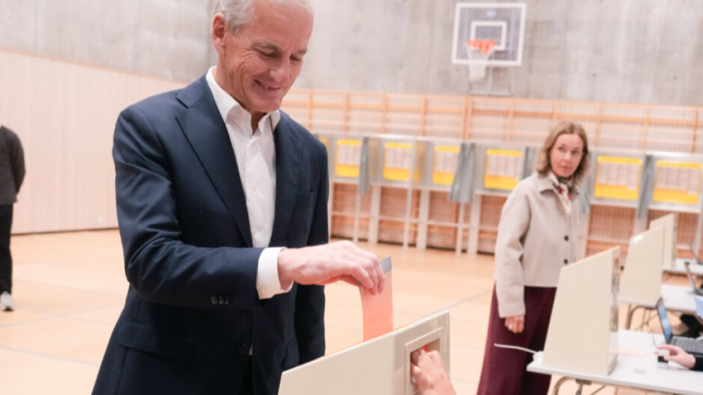 Labor Party leader Jonas Gahr Store and his wife Marit Slagsvold vote in the 2025 General Election at Uranienborg School in Oslo.