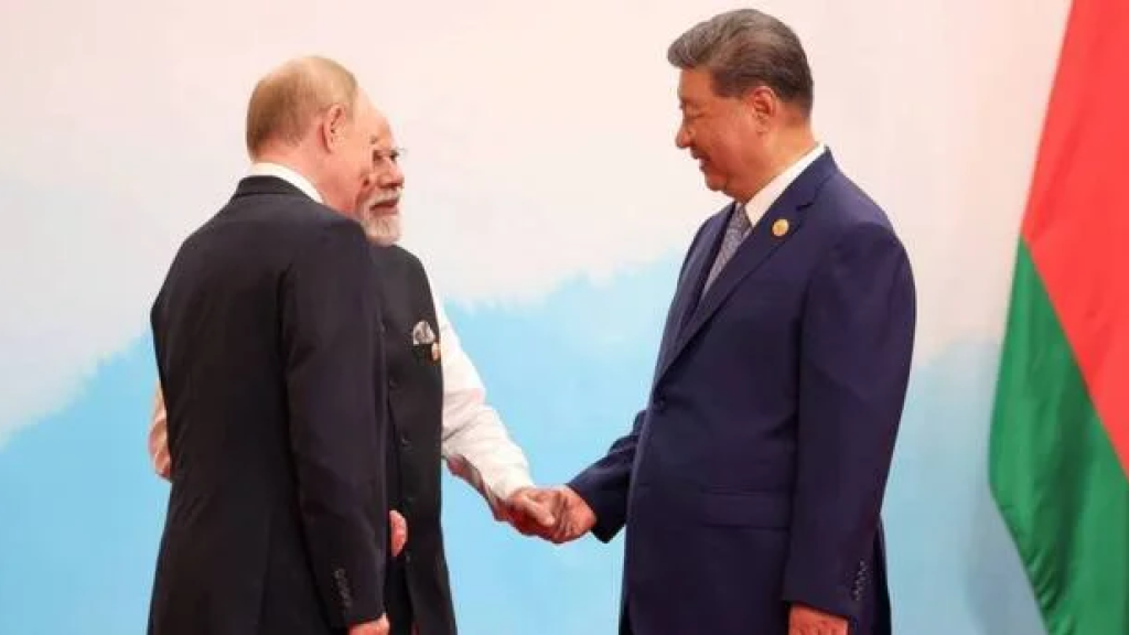 Xi Jinping, Narendra Modi, and Vladimir Putin speak together before the group photo at the Shanghai Cooperation Organization summit in Tianjin, China, 1 September 2025. Photo: IMAGO / ZUMA Press Wire