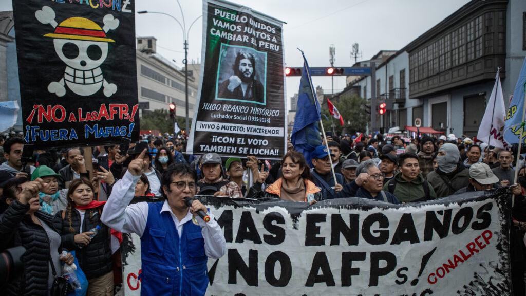 Transport workers, university students, and Generation Z groups—represented by the One Piece symbol—leading the march toward Congress in Lima. (Stifs Paucca Suárez)