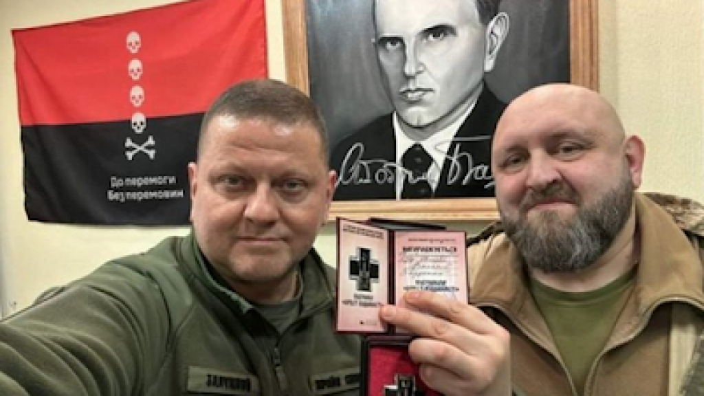 Army commander Valery Zaluzhny (left) with Andriy Stempitsky, a commander of the fascist Right Sector, during his last days in office. In the background is a portrait of Ukrainian fascist leader Stepan Bandera.