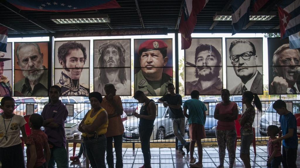 "The gallery of the revolution" at a bar in the 23 de Enero neighborhood of Caracas. Left to right: Fidel Castro, Simón Bolívar, Jesus Christ, Hugo Chávez, Che Guevara, Salvador Allende, Néstor Kirchner. (Eneas De Troya / CC BY 2.0)
