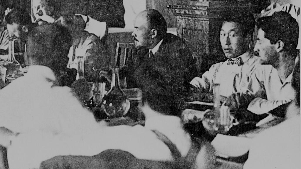 Bolshevik leader V.I. Lenin, center, at Congress of the Communist International in Moscow, 1920. Lenin explained the need to back the fight for national liberation in colonies and semicolonies, for the toilers to organize independent of the imperialists and their capitalist allies there.