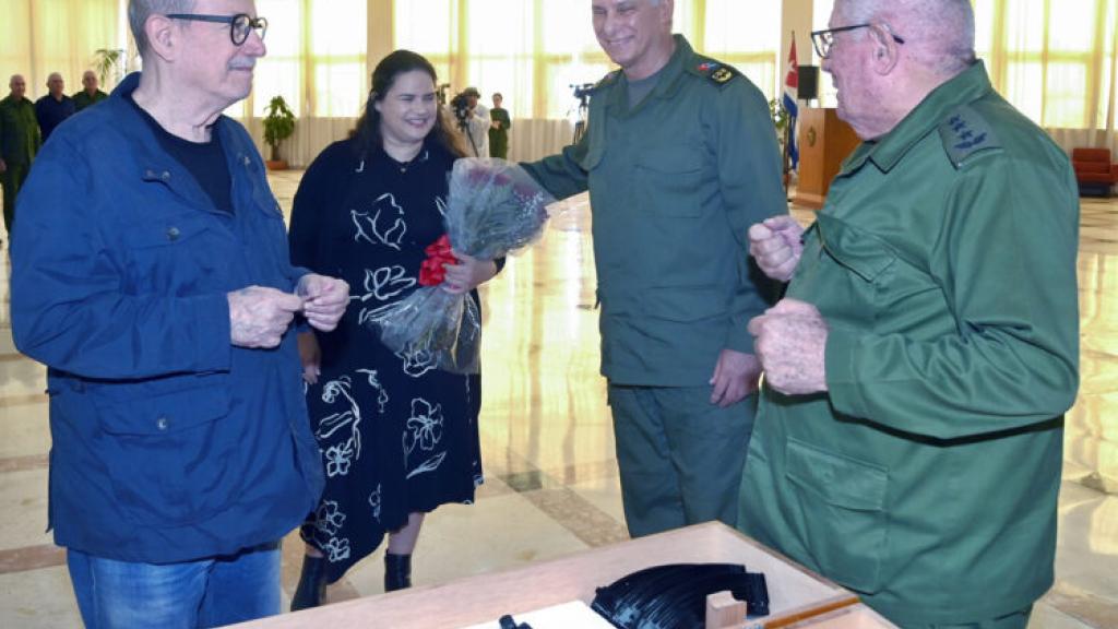 Silvio Rodriguez receives AKM rifle from Cuban government