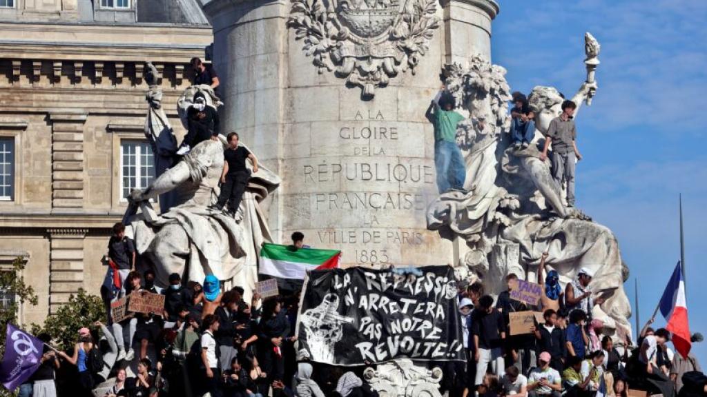 Student protesters in Paris, October 6, 2026 (image via Wikimedia).