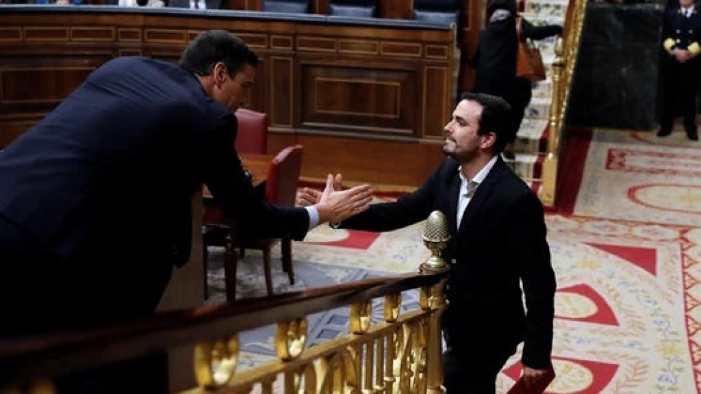 Alberto Garzon, a few years ago, waving to President Sánchez in Congress