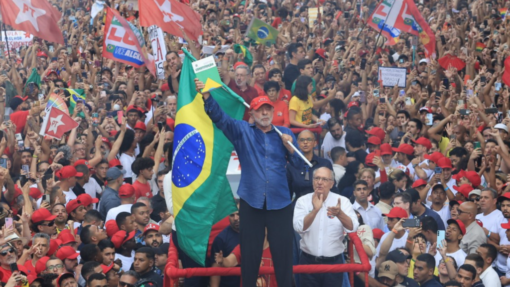 Lula leading election rally