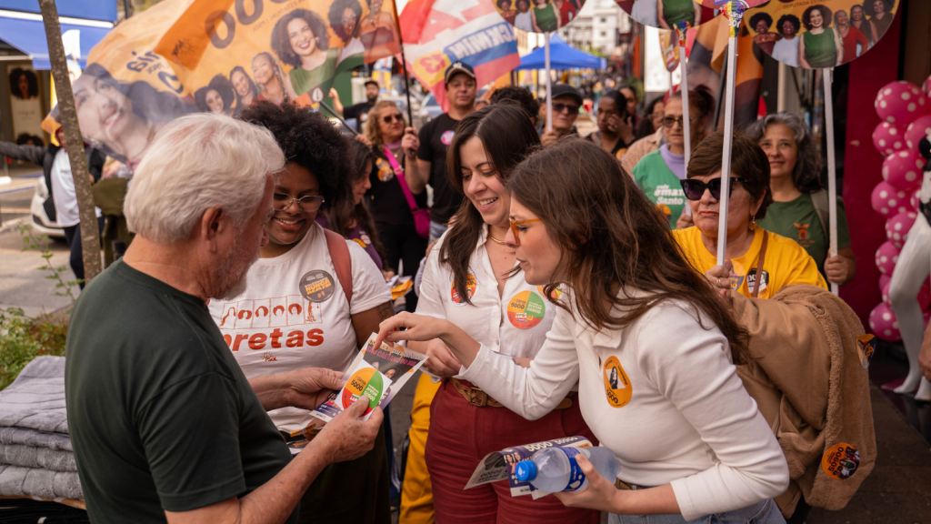 On the campaign trail with PSOL's Sâmia Bomfim. | Photo by Rebeca Meyer, ASCOM Sâmia Bomfim