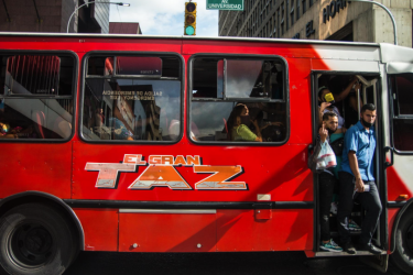 A youth raises his middle finger while riding public transportation in Caracas, Venezuela on September 7, 2023 © Maxwell Briceño.