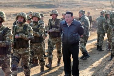 Kim with NK troops