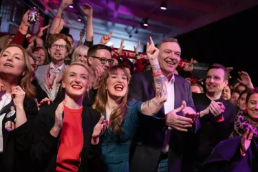 Die Linke celebrates its victory on election night: co-chairs Ines Schwerdtner and Jan van Aken with lead candidate Heidi Reichinnek (centre).