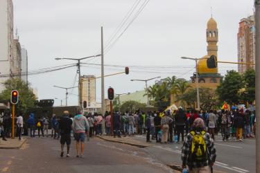 Police barricade during a demonstration on the corner of Eduardo Mondlane and Amílcar Cabral avenues in Maputo, two of the main leaders of former Portuguese African colonies´ independence. November 7th, 2024. Image © Marilio Wane.