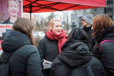 Die Linke’s candidate for Lichtenberg, party chair Ines Schwerdtner, speaks with potential voters on the street.