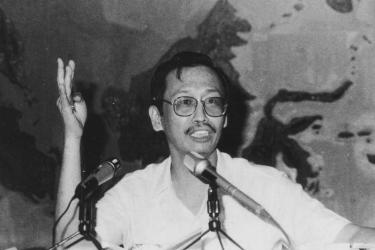 Jose Maria Sison of the Communist Party of the Philippines delivers a lecture in 1986. International Network for Phillipine Studies