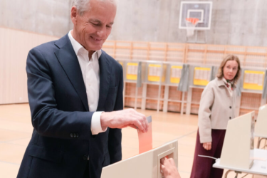 Labor Party leader Jonas Gahr Store and his wife Marit Slagsvold vote in the 2025 General Election at Uranienborg School in Oslo.