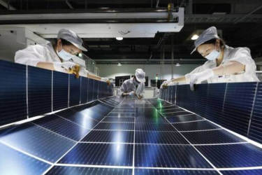 Workers assemble solar panels at a factory of Jiangsu DMEGC New Energy Co. in Suqian, China, 22 July 2025. Photo: IMAGO / VCG