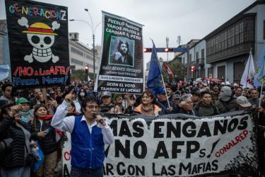 Transport workers, university students, and Generation Z groups—represented by the One Piece symbol—leading the march toward Congress in Lima. (Stifs Paucca Suárez)