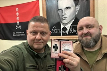 Army commander Valery Zaluzhny (left) with Andriy Stempitsky, a commander of the fascist Right Sector, during his last days in office. In the background is a portrait of Ukrainian fascist leader Stepan Bandera.