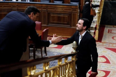 Alberto Garzon, a few years ago, waving to President Sánchez in Congress