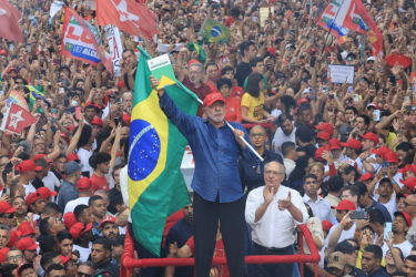 Lula leading election rally