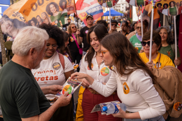 On the campaign trail with PSOL's Sâmia Bomfim. | Photo by Rebeca Meyer, ASCOM Sâmia Bomfim