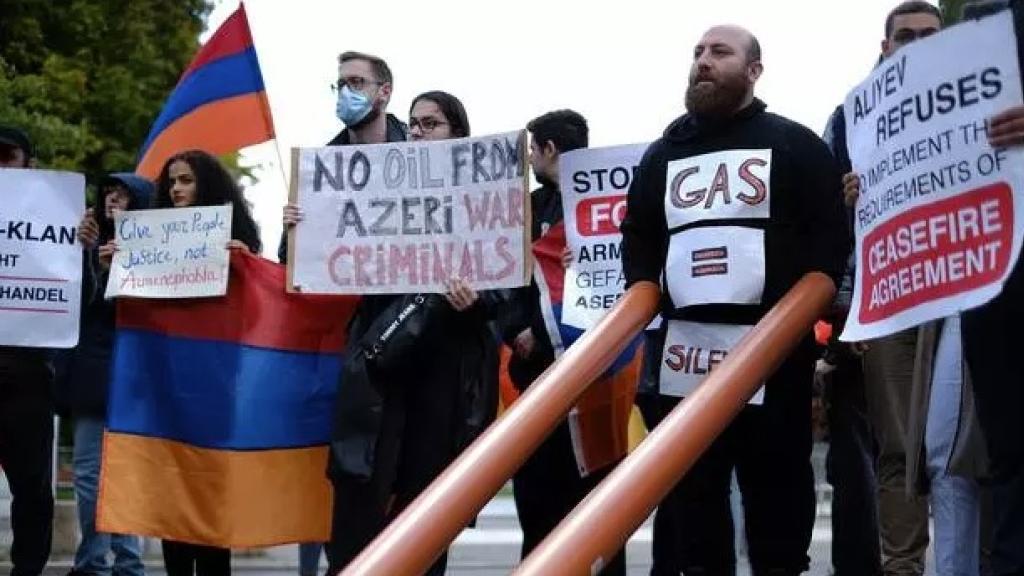 Armenians in Berlin protesting against the Azerbaijani attack.