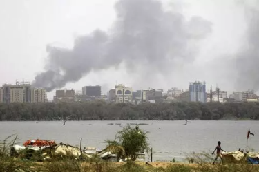 Smoke rises from the Sudanese capital, Khartoum, after heavy gunfighting broke out on 15 April 2023.